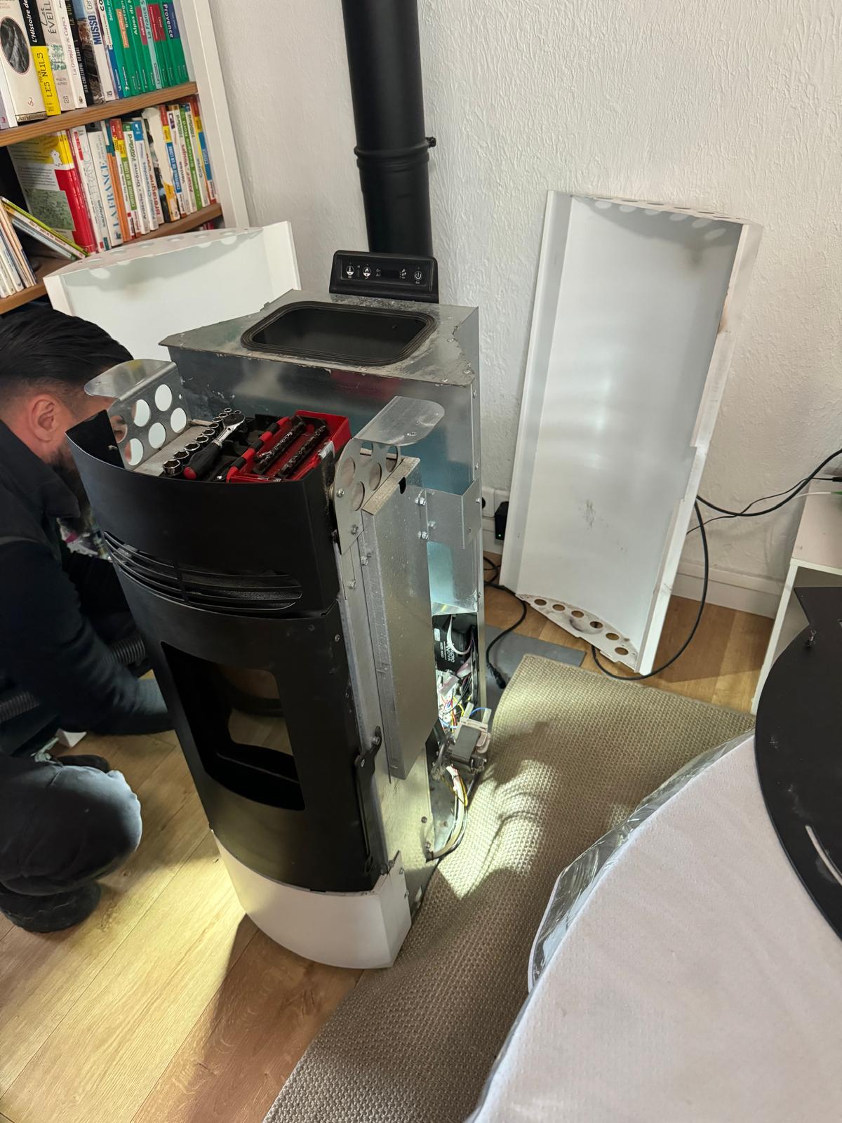 Technicien Le Ramoneur Pro en intervention sur un poêle à granulés